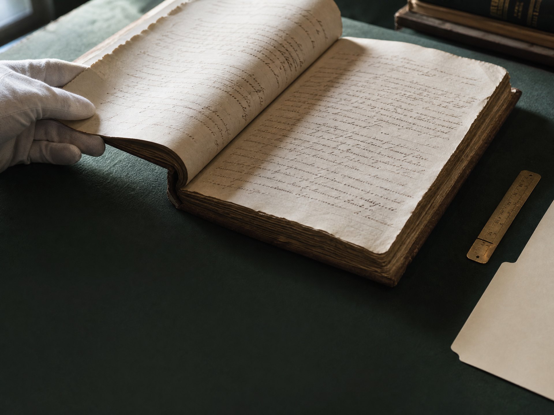 Documento histórico abierto como símbolo de una investigación documentada